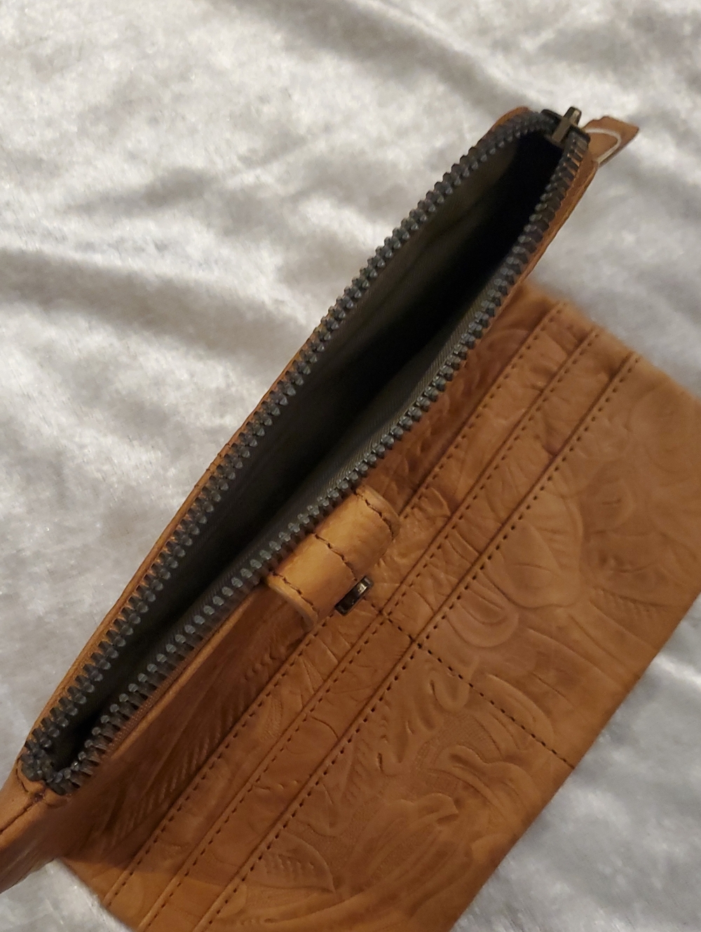 Classic Embossed Genuine Leather Wallet - Tan NWOT - Picture 11 of 17